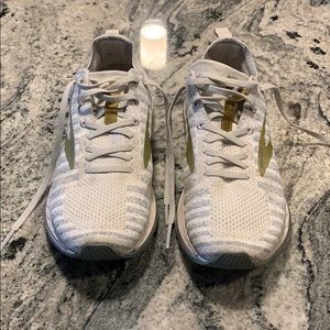 Brooks Bedlam 2 Running Shoe. White/gold